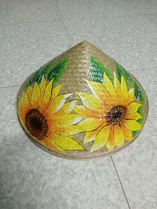 Chapeau conique artisanal en feuilles de palmier Non La du Vietnam, idéal pour le voyage et le tourisme - Product Image 2