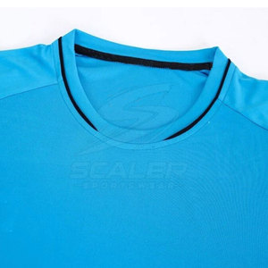 Maillot et short de football légers avec technologie de séchage rapide, tissu en maille respirant, idéal pour les températures chaudes et les matchs intenses - Product Image 2