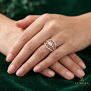 Anillo de diamantes con diseño de racimo ovalado único, con engaste central elevado, galería abierta de vástago cruzado con pavé en capas y banda ancha - Product Image 1