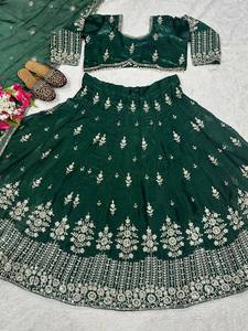 Ensemble de lehenga de mariage traditionnel indien pakistanais vert brodé pour femmes avec bordure argentée, coupe régulière, longueur au sol, en soie - Product Image 5