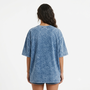 Camiseta lisa para mujer con efecto acid wash, personalizable, de manga corta, cuello redondo, estilo casual y urbano. - Product Image 5