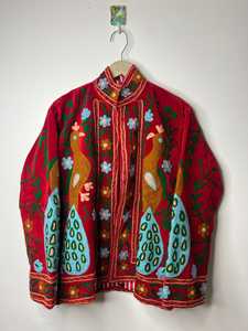 Veste en velours brodée Suzani, magnifiquement confectionnée à la main, motif paon, style bohème, manteau d'hiver par des artisans qualifiés en Inde. - Product Image 1