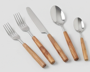 Ensemble de couverts minimalistes avec manches en bois, en acier inoxydable, compatibles lave-vaisselle, pour usage professionnel. - Product Image 1