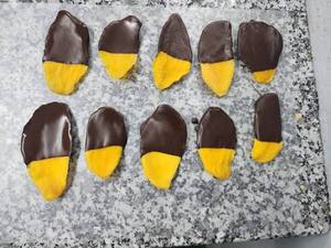 ขนมช็อกโกแลตมะม่วงแช่แข็ง |   มะม่วงธรรมชาติเคลือบช็อกโกแลตพรีเมียม - Product Image 1