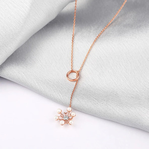 Collar con colgante de copo de nieve y diamantes, con eslabones circulares en oro rosa y diseño con acentos de cuentas de piedra blanca - Product Image 5