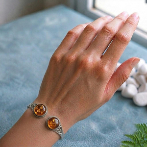 Brazalete Abierto de Dos Piedras de Ámbar Báltico Golden Ember Hydro, Chapado en Oro, Latón, Artesanal, Unisex, Clásico - Product Image 3