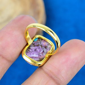 Bague artisanale en argent sterling 925 plaqué or 18 carats avec pierre précieuse naturelle en forme de coussin de coquille d'huître épineuse violette - Product Image 4