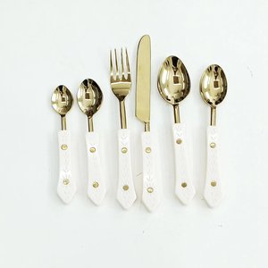 Ensemble de couverts en métal style vintage, finition or PVD, avec manche en résine blanche, pour la maison et les hôtels, ensembles de couverts pour manger - Product Image 1