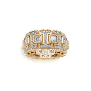 Anillo de Diamantes Titan Grid para Hombre en Oro Amarillo, Corte Redondo y Esmeralda, con Certificado IGI y Claridad VVS, para Venta al Por Mayor - Product Image 1