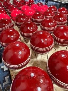 Balón de Cricket Profesional de Cuero Rojo Cosido a Mano al por Mayor, 156 g, Balones de Liga de Club, Logotipo Personalizado, Directo de Fábrica - Product Image 4