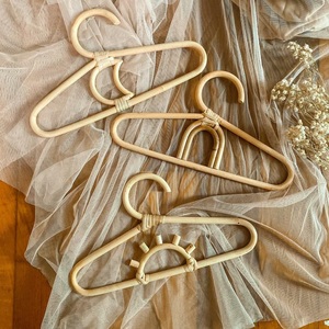 Organiseur de vêtements pour enfants, essentiels, magnifiques cintres en rotin, cintres personnalisés de différents designs - Product Image 6