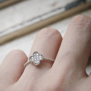 Anillo de Trébol de Oro Blanco de 14K con Diamantes Engastados en Pavé y Banda Estilo Cuerda, Diamante Creado en Laboratorio, Regalo de Aniversario para Ella, Precio de Fábrica - Product Image 2