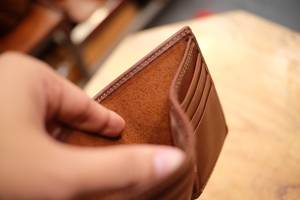 กระเป๋าสตางค์หนังวินเทจแบบพับสามตอนสำหรับผู้ชาย ป้องกัน RFID  ใส่บัตรเครดิตได้  โลโก้สั่งทำได้  บางเฉียบ รุ่น NTW-0072 สำหรับธุรกิจ B2B - Product Image 3