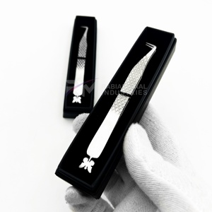 Pinzas RMI plateadas con base tipo visón para extensión de pestañas, de acero inoxidable, con caja de cartón y logo. - Product Image 4