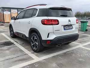 Citroën <span class=keywords><strong>C5</strong></span> <span class=keywords><strong>Aircross</strong></span> 1.6T Turbo SUV 6AT FWD 5 places avec <span class=keywords><strong>toit</strong></span> <span class=keywords><strong>ouvrant</strong></span>, édition luxe, modèle 2017 d'occasion - Product Image 3