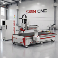 Routeur CNC 3 axes ATC simple 9KW fiable pour clients, zone de travail 1300x2500mm, pompe à vide automatique Syntec, roulement de haute précision