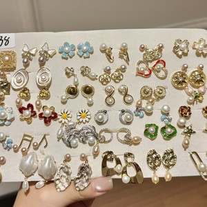 Juego de Joyería de Moda Versión Coreana, 36 Pares de Aretes de Unicornio, Mariposa y AMOR, Fabricante de Comercio Exterior - Product Image 1