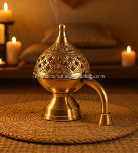 Brûleur d'encens en laiton fait main avec un design de sculpture complexe pour usage religieux, style traditionnel, base à trois pieds - Product Image 4