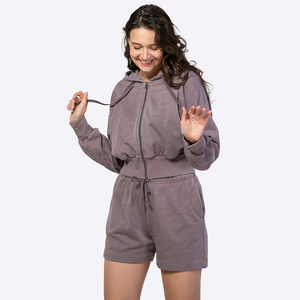 Ensemble de survêtement vintage délavé 2 pièces pour femme, avec sweat à capuche court zippé et short à cordon de serrage, par le fabricant - Product Image 5