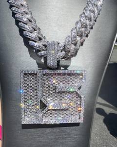 จี้ตัวอักษรทรงเหลี่ยมมรกตประดับเพชรแบบแฮนด์เมดสำหรับแร็ปเปอร์ แฟชั่นประจำวัน เงินแท้ 925 สไตล์ฮิปฮอป ราคาจากโรงงาน - Product Image 2