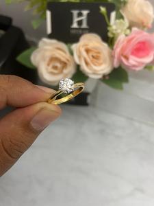 Anillo de Compromiso Solitario con Diamante Cultivado en Laboratorio de Corte Redondo Clásico para Mujer - Product Image 1