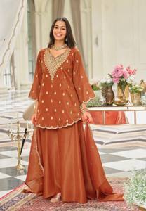 Conjunto Sharara de Seda Estilo Pakistaní de Moda con Bordado Intenso en el Escote, Kurti Corto y Pantalón Palazzo, Ideal para Bodas Indias y Fiestas Étnicas - Product Image 3