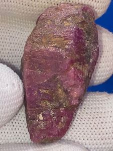 พลอยทับทิมดิบธรรมชาติจากเคนยา เหมืองเฟโมส จอห์น โซล น้ำหนัก 144.90 กะรัต - Product Image 2