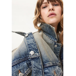 Ensemble OEM personnalisé pour femme : Veste en jean vintage délavé et jean large, tenue streetwear usée, vente en gros - Product Image 5