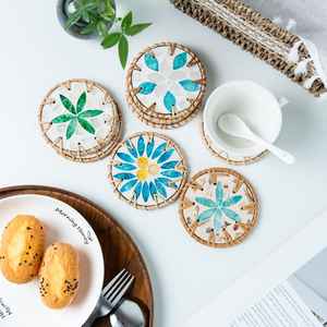 Sous-verres en coquillages faits à la main, sous-verres en nacre avec tressage en rotin, décoration bohème pour la maison - Product Image 3