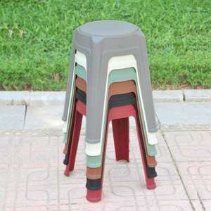 Le tabouret en plastique rembourré de couleur rouge - La chaise de jardin confortable, compacte et élégante - Product Image 3