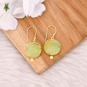 Pendientes colgantes de ópalo verde chapados en oro de latón de aspecto natural con dije de diseño artesanal, pendientes colgantes de latón, regalo para ella - Product Image 2