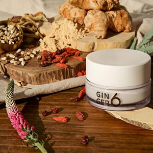 Crème hydratante à l'acide hyaluronique avec niacinamide, peptides et eau de gingembre pour peaux sèches, formule hydratante anti-âge, végane - Product Image 3