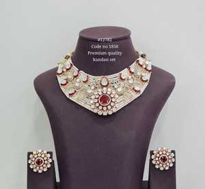 Ensemble de collier choker Kundan de qualité supérieure plaqué or avec pierres en zircon cubique et perles Moti, bijoux de mariage pour femmes - Product Image 1