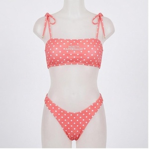 Ensemble de yoga 2 pièces imprimé papillon bleu avec finition dorée, body à col en V profond et jupe portefeuille longueur genou - Product Image 1