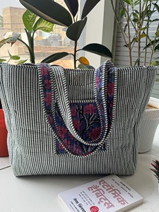 Bolso Tote Grande Acolchado de Algodón Hecho a Mano con Estampado Floral para Mujer, Accesorio de Moda de Verano con Hermoso Estampado de Flores, Regalo de Verano para Ella - Product Image 5