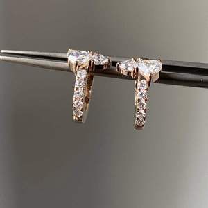 Boucles d'oreilles créoles miniatures de luxe en forme de cœur à deux pierres, diamants de laboratoire, plaqué or 9 carats, scintillantes, à fermoir clicker, pour femme, mariage - Product Image 3