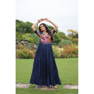Hermoso vestido de noche especial Navratri con Kutchi Gamthi Work - Product Image 3
