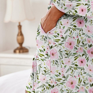 Bata de algodón con estampado floral para mujer, suave, de longitud media, con cinturón y abertura lateral para uso doméstico. - Product Image 4