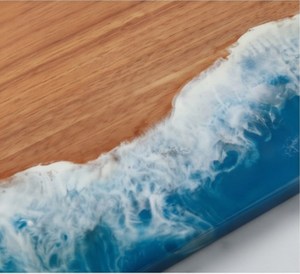 Tabla de Cortar Rectangular de Madera Natural de Lujo con Arte de Resina Azul con Diseño de Olas del Océano - Product Image 4