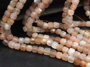 Perles en pierre de lune pêche facettées en forme de cube - 15 pouces, environ 4 mm - Fournitures pour grossistes - Nouveauté - Pierre naturelle certifiée pour la bijouterie - Product Image 6