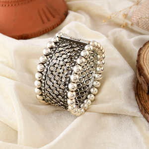 กำไลข้อมือสีเงินของชนเผ่า meera jaaria - Product Image 1