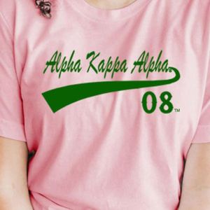 Camiseta de verano de ajuste holgado con estampado de hoja de hiedra 08 y letras griegas, de manga corta, informal, para mujer, ropa de hermandad, color rosa. - Product Image 3