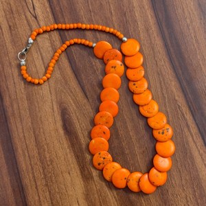 Collar llamativo de cuentas de disco de resina con manchas naranja atardecer - Product Image 2