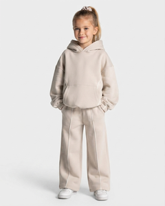 Ensemble de survêtement personnalisé pour filles, couleur crème, avec lignes contrastées, en molleton de coton doux et respirant, comprenant un sweat à capuche et un pantalon de survêtement à jambes larges, fabrication OEM - Product Image 1