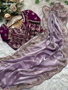Sari en satin fantaisie de la collection Premium avec broderies Butti dispersées et bordure en sequins de 3 mm - Blouse prête à porter pour femme - Product Image 3
