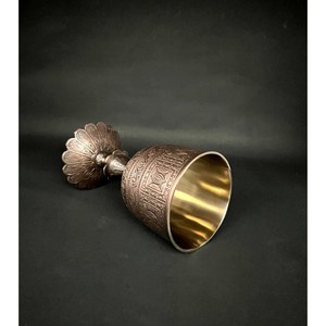 Copa de Vino de Latón Hecha a Mano con Diseño en Relieve Vintage en Forma de Campana para Uso Decorativo en Bodas - Product Image 3