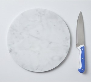 Planche à découper élégante en marbre blanc rond, plateau de service pour la préparation des aliments en cuisine - Product Image 1
