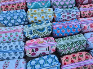 Pochette de voyage en coton pour femmes, personnalisée, faite à la main, avec monogramme floral matelassé, pour cosmétiques - Product Image 2