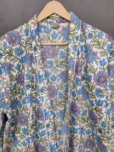 Bata Kimono con Estampado Botánico Azul y Rosa, Hecha a Mano con Técnica de Bloqueo, con Cinturón - Product Image 4