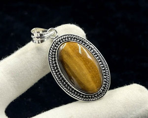 Pendentif en laiton fait main avec bordure perlée en œil de tigre naturel, style vintage bohème ethnique, collier bijou cadeau pour femme - Product Image 1